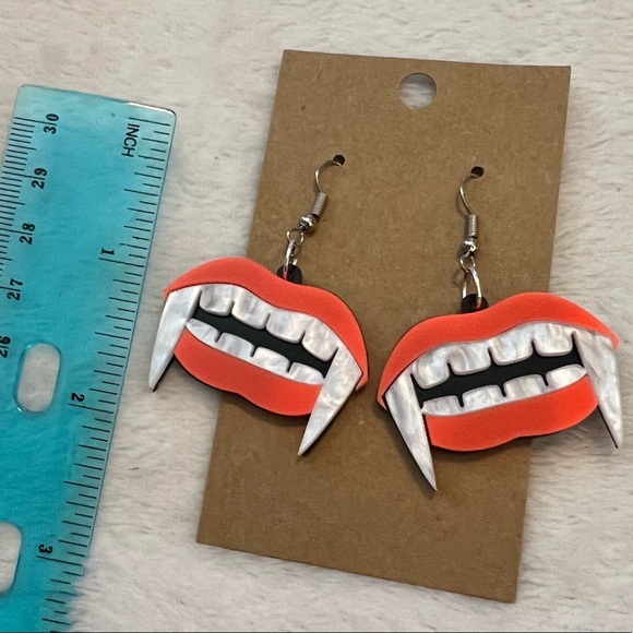 Vampire mouth earrings - Picture 3 of 3